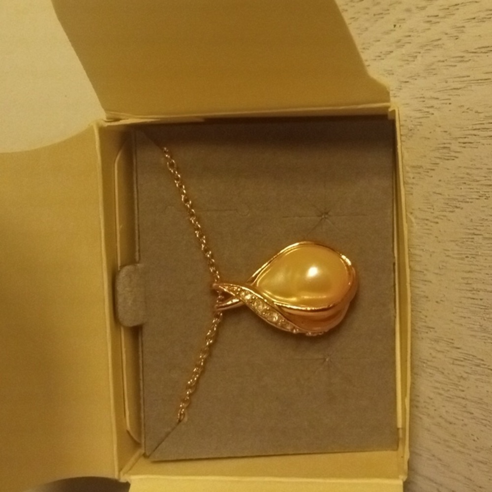 Baroque style Avon necklace new